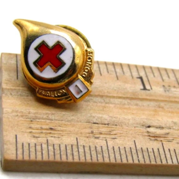 ⚡4 for $20⚡Red Cross 1 Gallon Blood Donor Pin Gold Tone Brooch - Picture 3 of 3